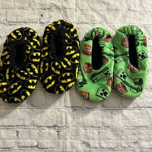 LOT OF (2) BOYS FUN SLIPPERS/HOUSE SHOES BATMAN AND MINECRAFT M/L
